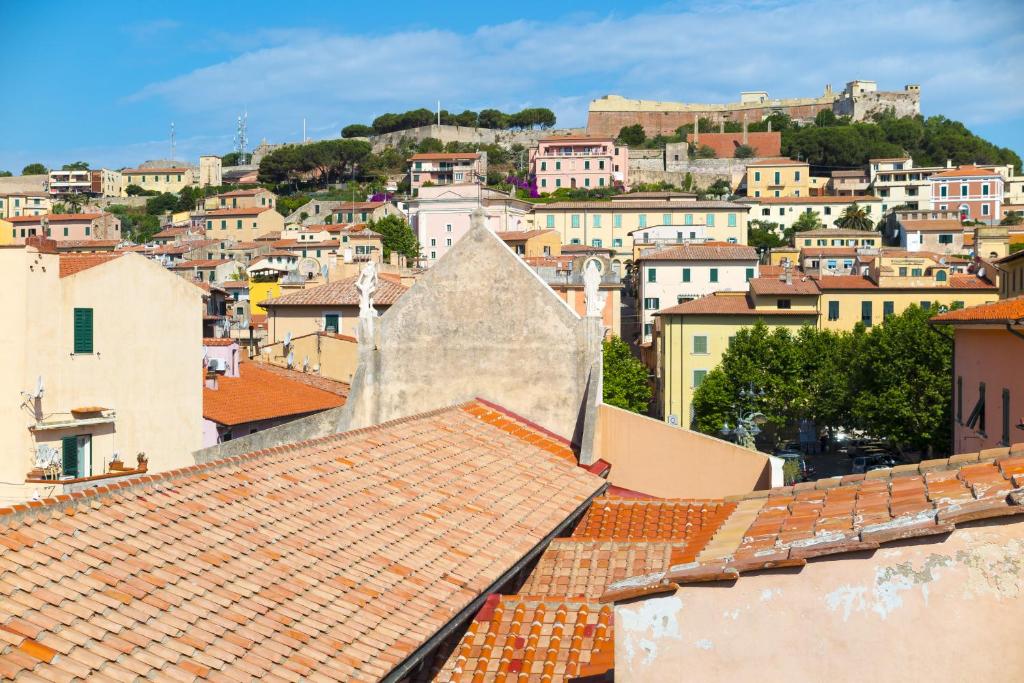 ポルトフェッラーイオにあるAppartamenti Un Amoreの建物の屋根から市街の景色を望む