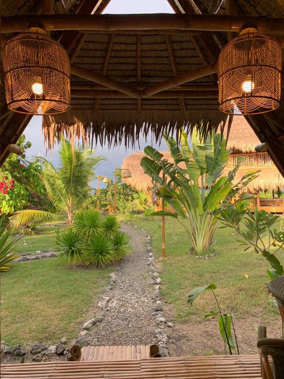 Um jardim no exterior de Tongo Hill Cottages