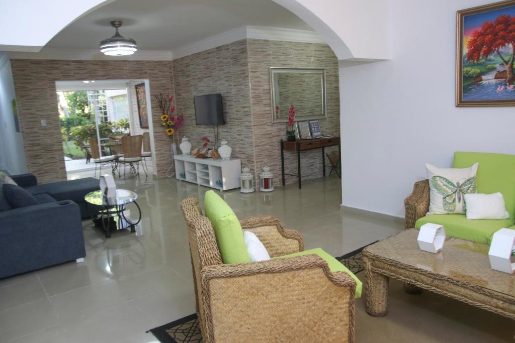 Posezení v ubytování Apartamento BOUTIQUE con encanto en Juan Dolio-Metro Country Club-CON PISCINA, SEGURIDAD PRIVADA, ENERGIA 24-7, CAMPO DE GOLF Y TENIS