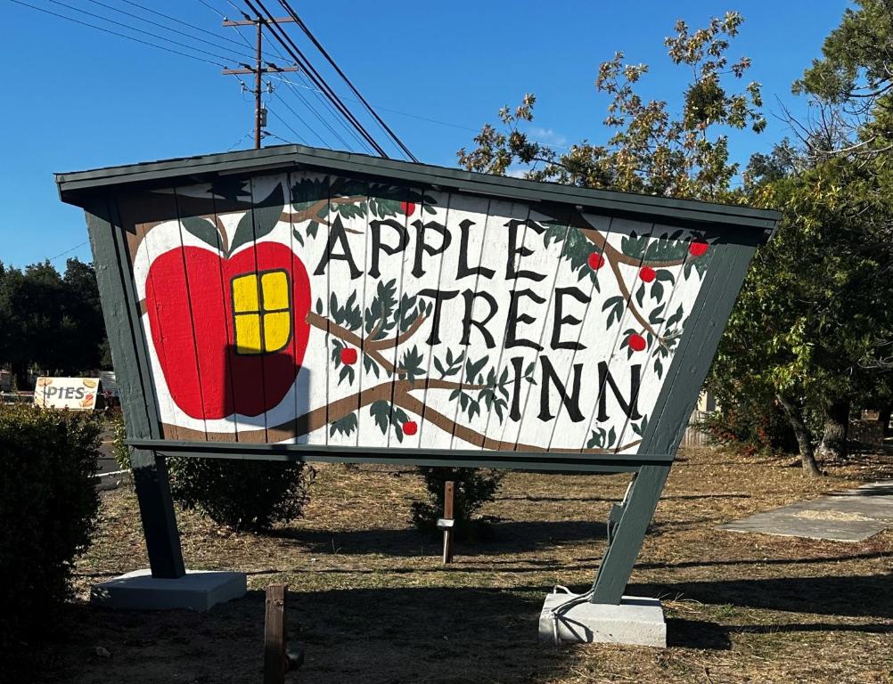 Un cartel que dice "La posada del manzano". en Apple Tree Inn, en Julian