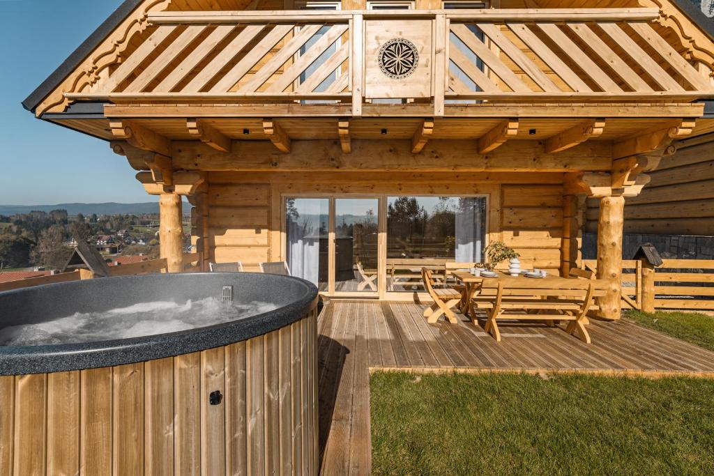 Cabaña de madera con terraza con bañera de hidromasaje en Pienińska Przystań, en Czorsztyn