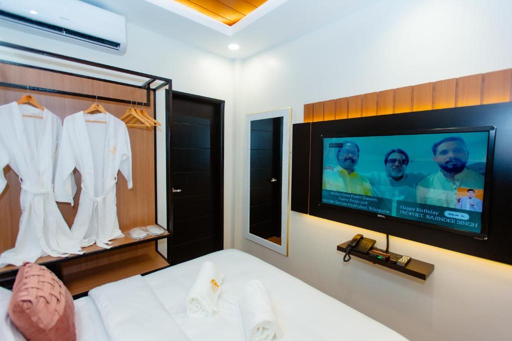 TV a/nebo společenská místnost v ubytování Rockfort Hotel