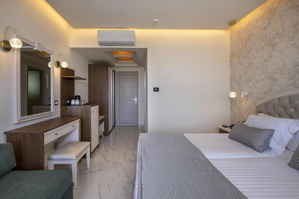 Postel nebo postele na pokoji v ubytování Vantaris Luxury Beach Resort