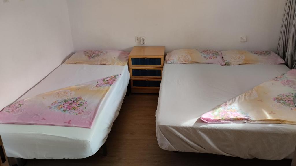 2 camas individuais num quarto com em Metro La Salut em Badalona