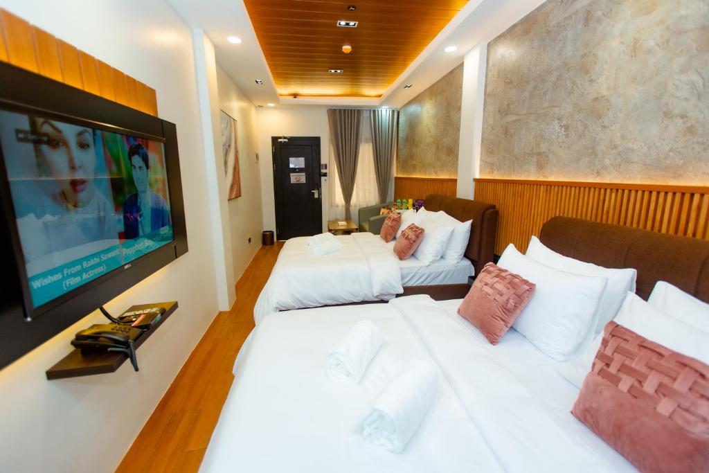 Postel nebo postele na pokoji v ubytování Rockfort Hotel