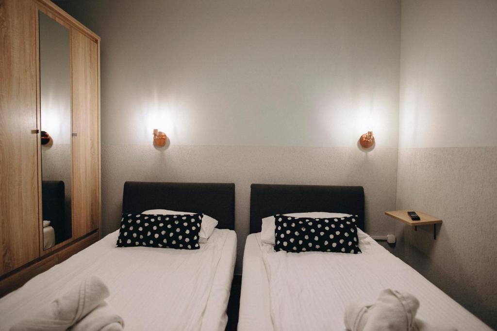 Posteľ alebo postele v izbe v ubytovaní M7 Main Square with Free Parking Friends Escape