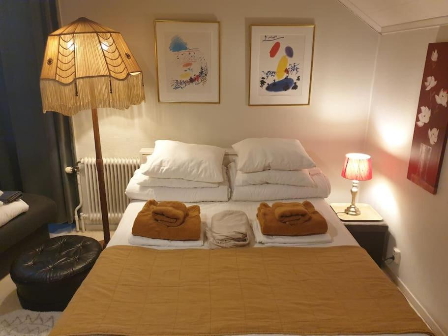 um quarto com uma cama com duas toalhas em Mycket Centralt Hel studio lägenhet em Umeå