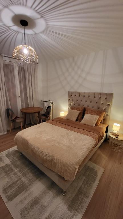 - une chambre avec un grand lit et un plafond blanc dans l'établissement Château 5 min avec balcon et un Stationnement gratuit, à Versailles