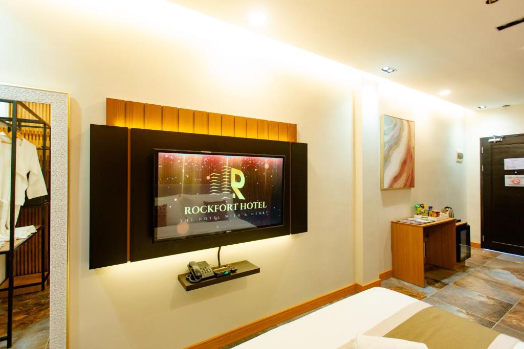 TV a/nebo společenská místnost v ubytování Rockfort Hotel