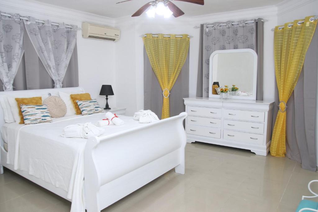 Postel nebo postele na pokoji v ubytování Apartamento BOUTIQUE con encanto en Juan Dolio-Metro Country Club-CON PISCINA, SEGURIDAD PRIVADA, ENERGIA 24-7, CAMPO DE GOLF Y TENIS