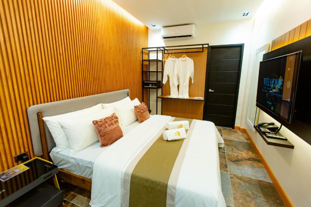 Postel nebo postele na pokoji v ubytování Rockfort Hotel