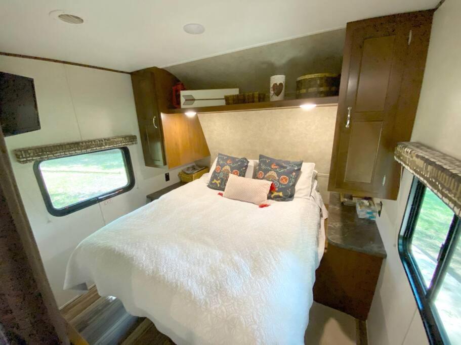 Uma cama ou camas num quarto em Pet friendly Rental - RV Sleeps 4 - Access to Guadalupe River