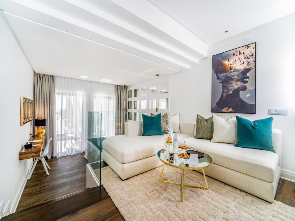 Posezení v ubytování Petit Palace Suites Hotel