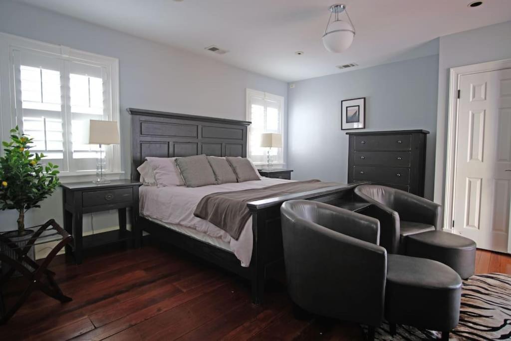 um quarto com uma cama, uma secretária e uma cadeira em Carriage House A at Hamilton em Savannah