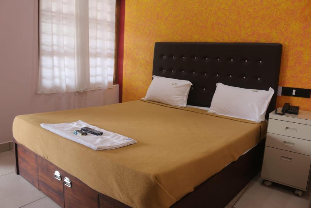 Postel nebo postele na pokoji v ubytování Hotel Wayanad Stay