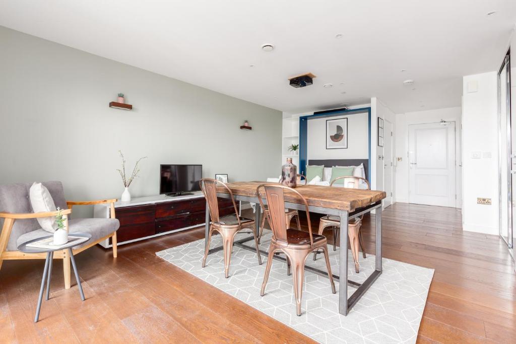 een keuken en eetkamer met een tafel en stoelen bij The Hackney Studio Apartments in Londen