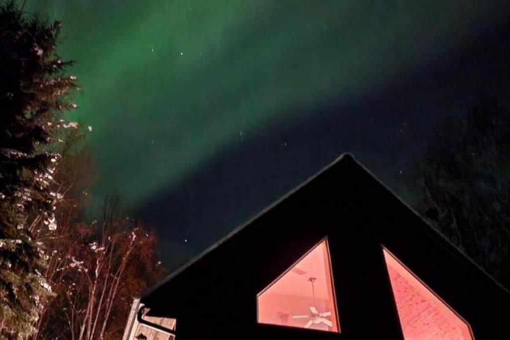 una imagen de la aurora boreal en el cielo en Corporate Cabin Aurora Refuge, en Fairbanks