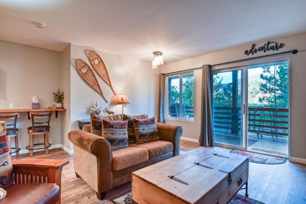 a living room with a couch and a table at Beaver Lodge MTN Town Escape GMF in Green Mountain Falls