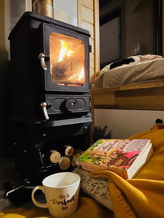 TV a/nebo společenská místnost v ubytování Heaven Reset & Spa & sauny & masaże - adults-only - Premium Glamping z jacuzzi całoroczny przy rzece