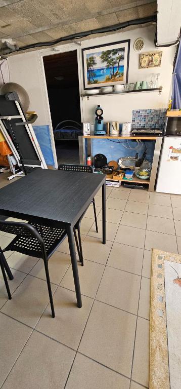 Photo de la galerie de l'établissement Studio Tranquillo avec piscine et salle de sport, à Istres