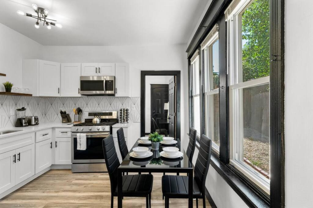 uma cozinha com uma mesa preta e cadeiras em Modern City Luxury Home with Ample Parking in Charming Philly! em Filadélfia