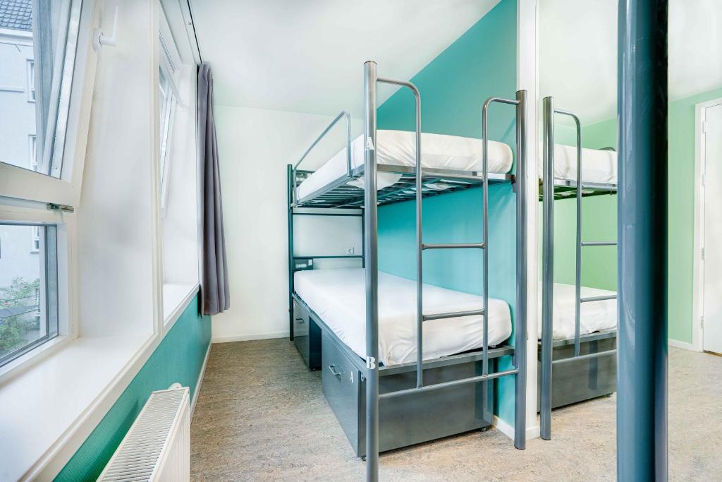Postel nebo postele na pokoji v ubytování Hans Brinker Hostel Amsterdam