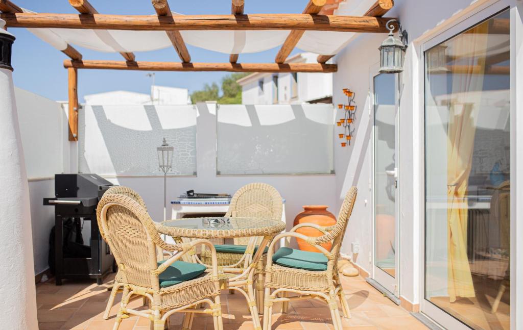 eine Terrasse mit Stühlen und einem Tisch auf dem Balkon in der Unterkunft Casa Pedro in Salema - Oceanview & beach in Salema