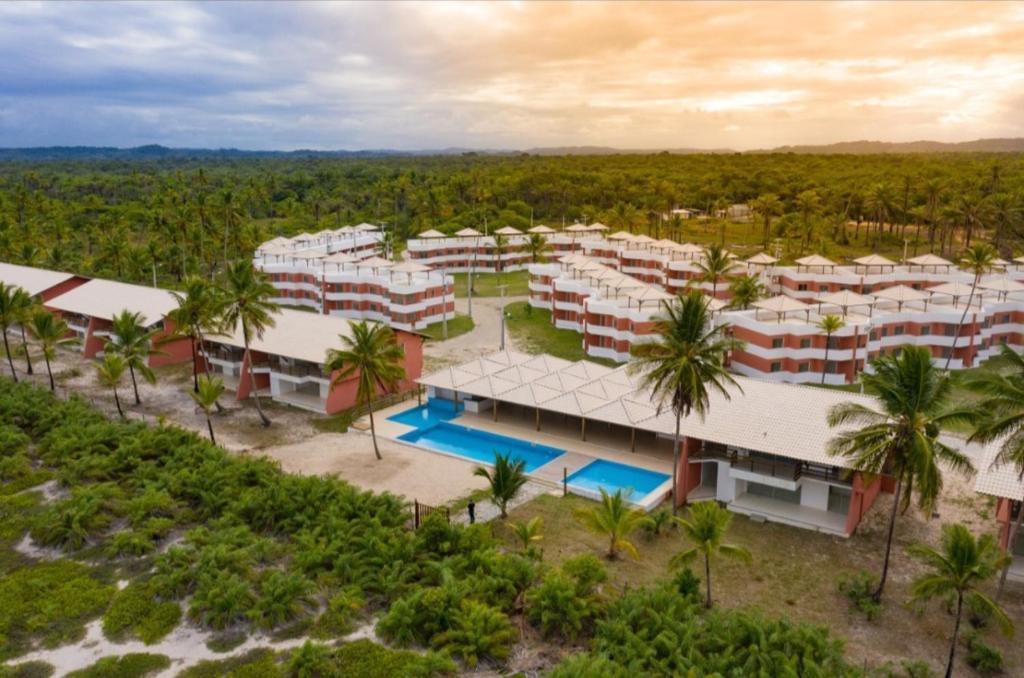 Luftblick auf ein Resort mit Palmen in der Unterkunft Praia da Pérola in Ilhéus