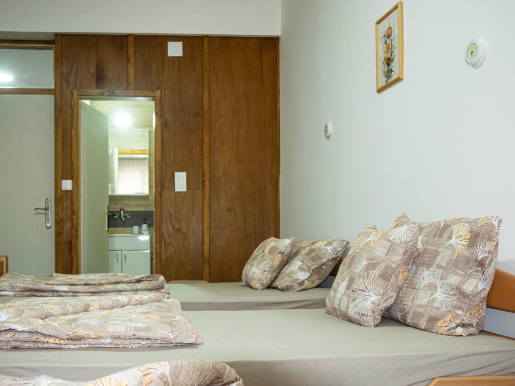 a room with three beds in a room at Sobe Marija in Kikinda