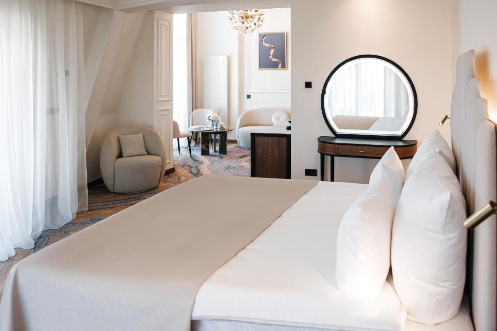 Postel nebo postele na pokoji v ubytování Nadiya Palace
