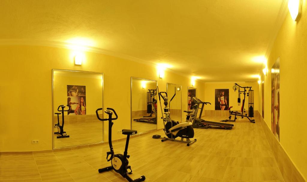 Fitness centrum a/nebo fitness zařízení v ubytování Erkal Resort Hotel