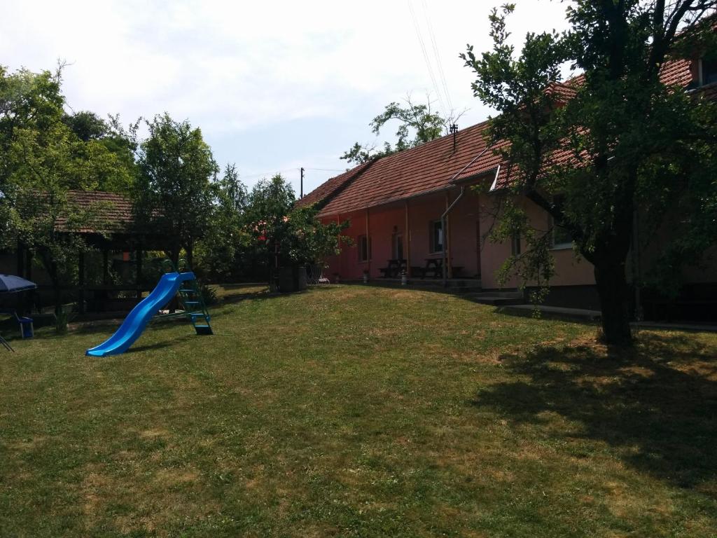 Herní místnost nebo prostor pro děti v ubytování Chata Sovička Podhájska