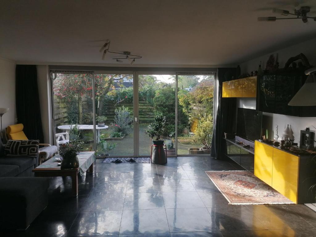een woonkamer met een grote glazen schuifdeur bij Rooms for longer stays with Invoice in Houten