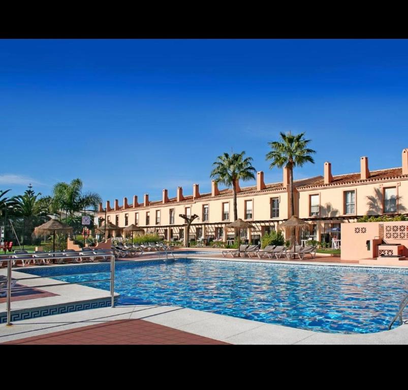 una gran piscina frente a un edificio en Marina del Sol apartment by Wyndham, en Fuengirola