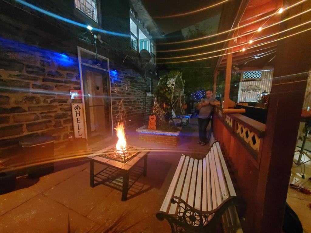 un banco y una mesa con una chimenea frente a un edificio en Lovely 2 bedroom Apartment with 2 Entrance and Parking, en University Heights