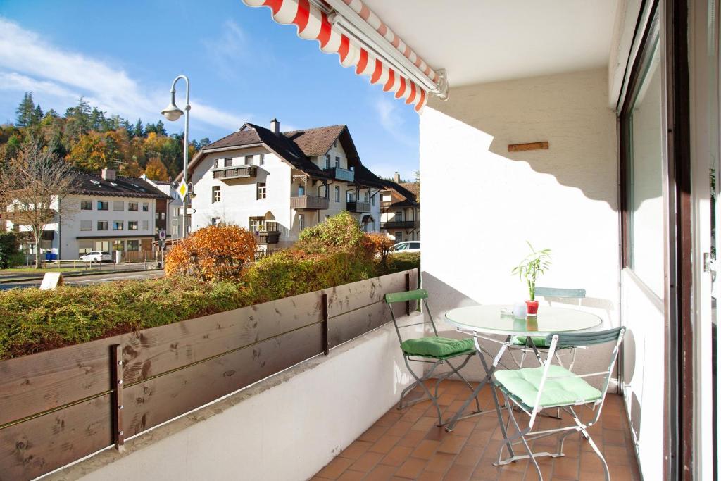a patio with a table and chairs on a balcony at Paulas Ferienwohnung in Füssen