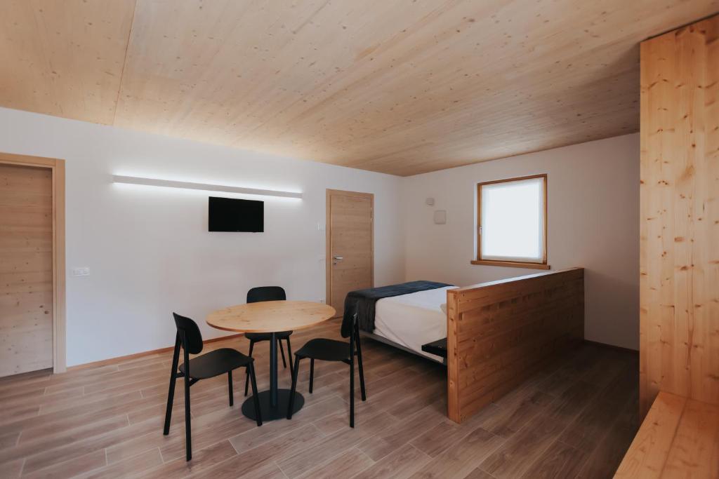 TV a/nebo společenská místnost v ubytování Falcade Lodge