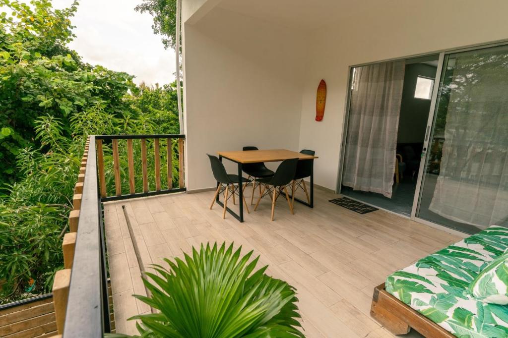 patio con mesa y sillas en el balcón en Casa MONO en Santa Teresa