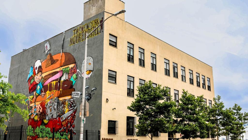 un bâtiment avec une fresque sur son côté dans l'établissement NY Moore Hostel, à Brooklyn