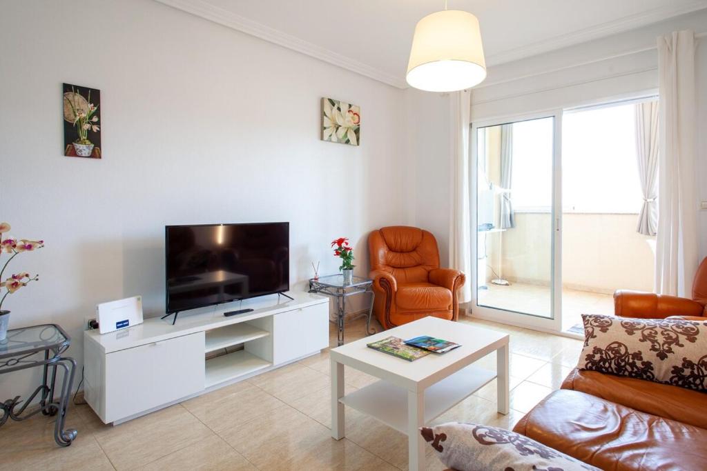 A television and/or entertainment centre at APARTAMENTO EL PALMERAL LOS NIETOS CERCA DE LA MANGA