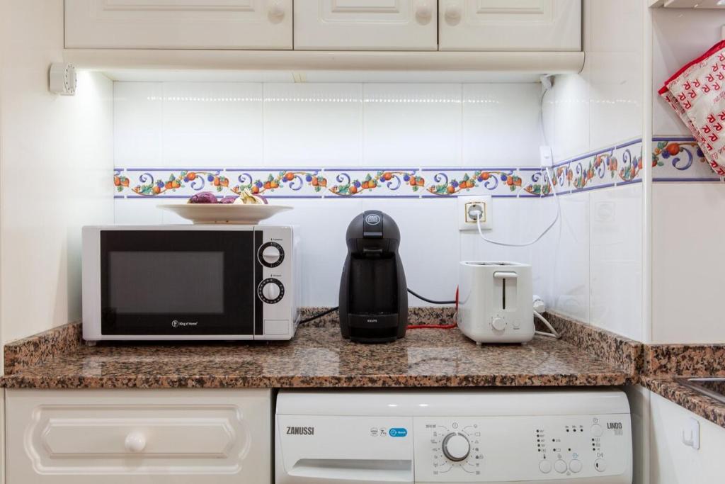 A kitchen or kitchenette at APARTAMENTO EL PALMERAL LOS NIETOS CERCA DE LA MANGA