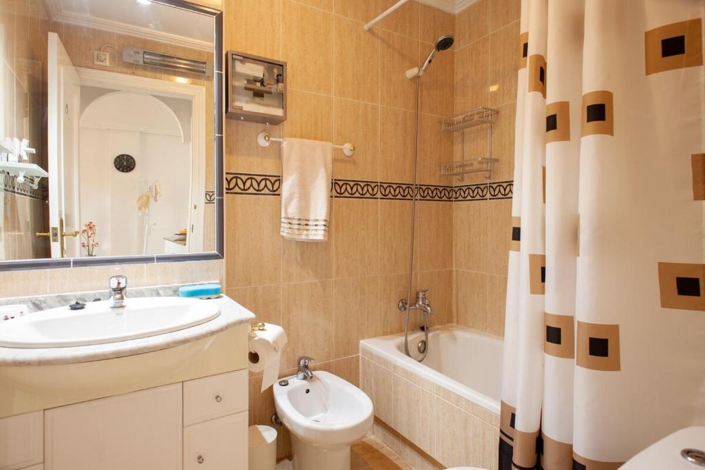 A bathroom at APARTAMENTO EL PALMERAL LOS NIETOS CERCA DE LA MANGA