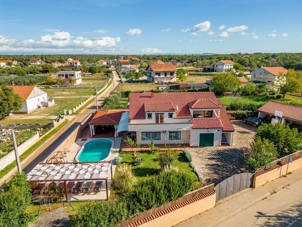 eine Luftansicht eines Hauses mit Hinterhof in der Unterkunft Villa Marijana, rural,private pool,playground in Gorica