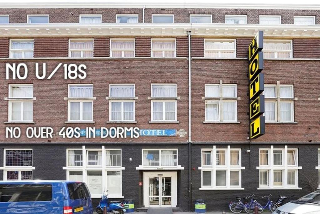 um edifício de tijolos com um sinal de uvs em Hans Brinker Hostel Amsterdam em Amsterdã