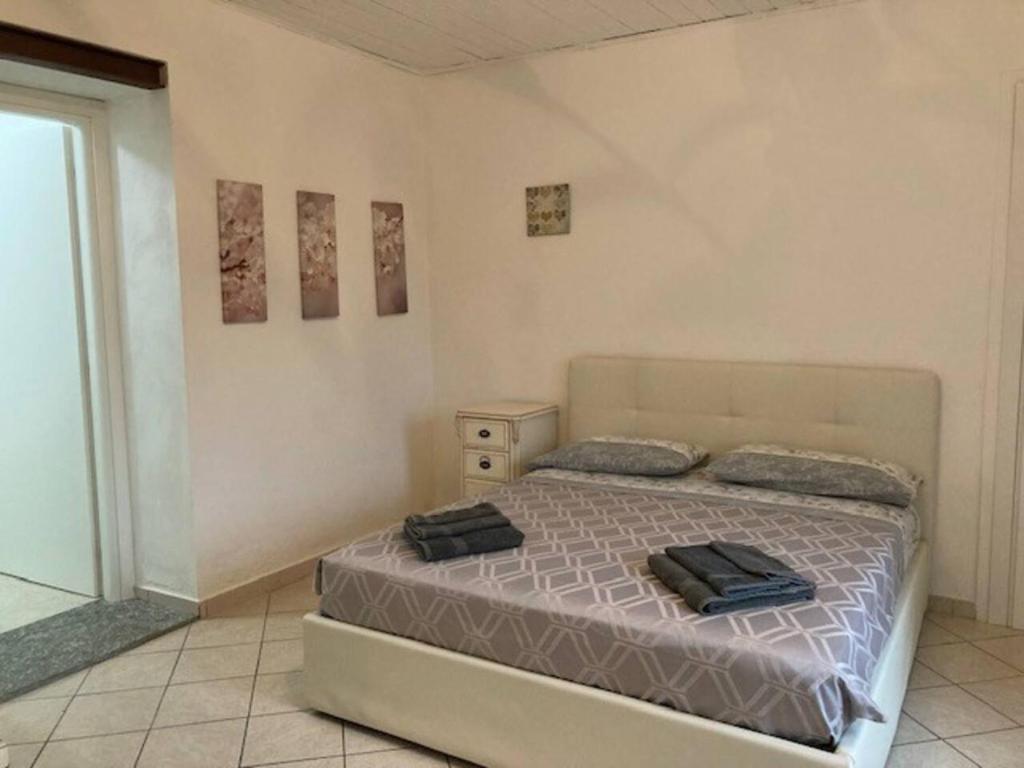 1 dormitorio con 1 cama con 2 almohadas en Bellissima Macie, en Miasino