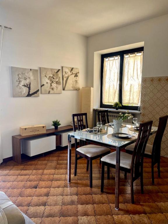a dining room with a table and chairs at Casa Tino in Murazzano