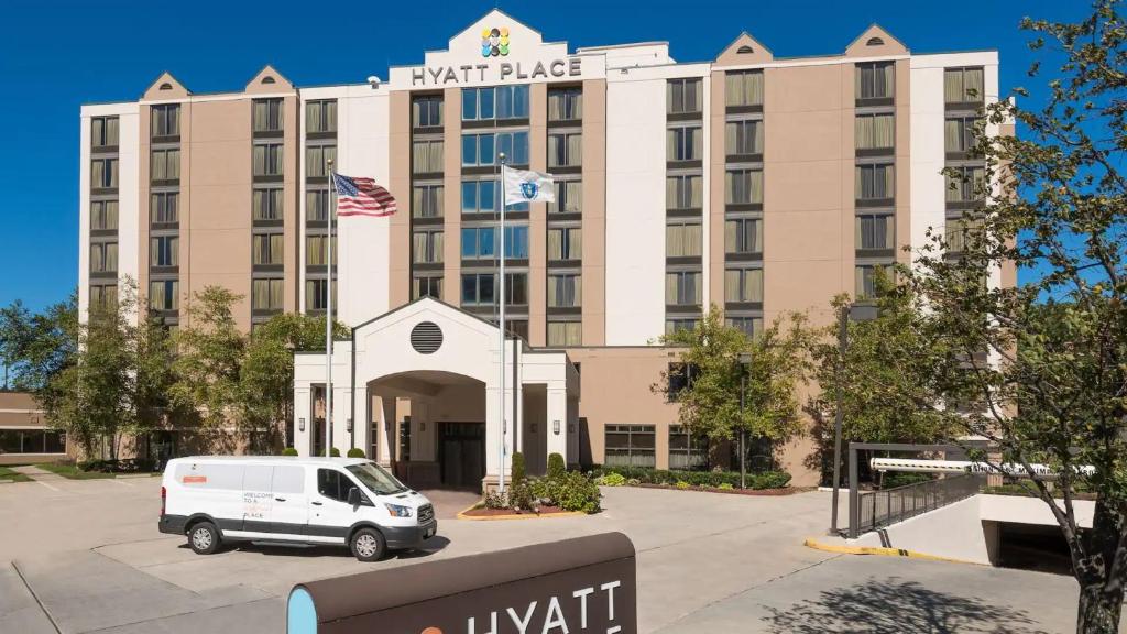 une camionnette blanche garée devant une face d'hôtel dans l'établissement Hyatt Place Boston/Medford, à Medford
