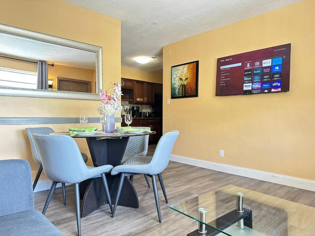 Sheridan Suites Apartments - Large One-Bedroom Suite With Pool View