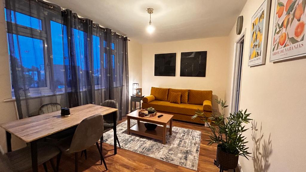ein Wohnzimmer mit einem Sofa und einem Tisch in der Unterkunft Cozy 2 Bedroom Apartment close to Town Centre in Woking