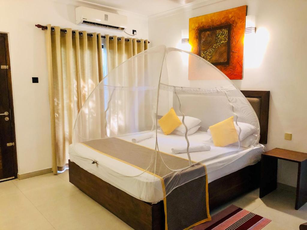una camera con letto e zanzariera di Dambulla Rock Arch a Dambulla